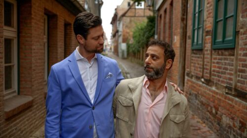 ARD ROTE ROSEN FOLGE 4130, am Mittwoch (26.03.25) um 14:10 Uhr im ERSTEN.
Mo (Yunus Cumartpay, r.) möchte unbedingt auf ein Firmenevent nach Florenz, zögert aber wegen Julius (Jan Stapelfeldt, l.). Julius würde gerne mitfahren, muss aber arbeiten...
© NDR, honorarfrei - Verwendung gemäß der AGB im engen inhaltlichen, redaktionellen Zusammenhang mit genannter ARD-Sendung und bei Nennung "Bild: NDR" (S2). NDR Presse und Information/Fotoredaktion, Tel: 040/4156-2333 oder -2305, pressefoto@ndr.de