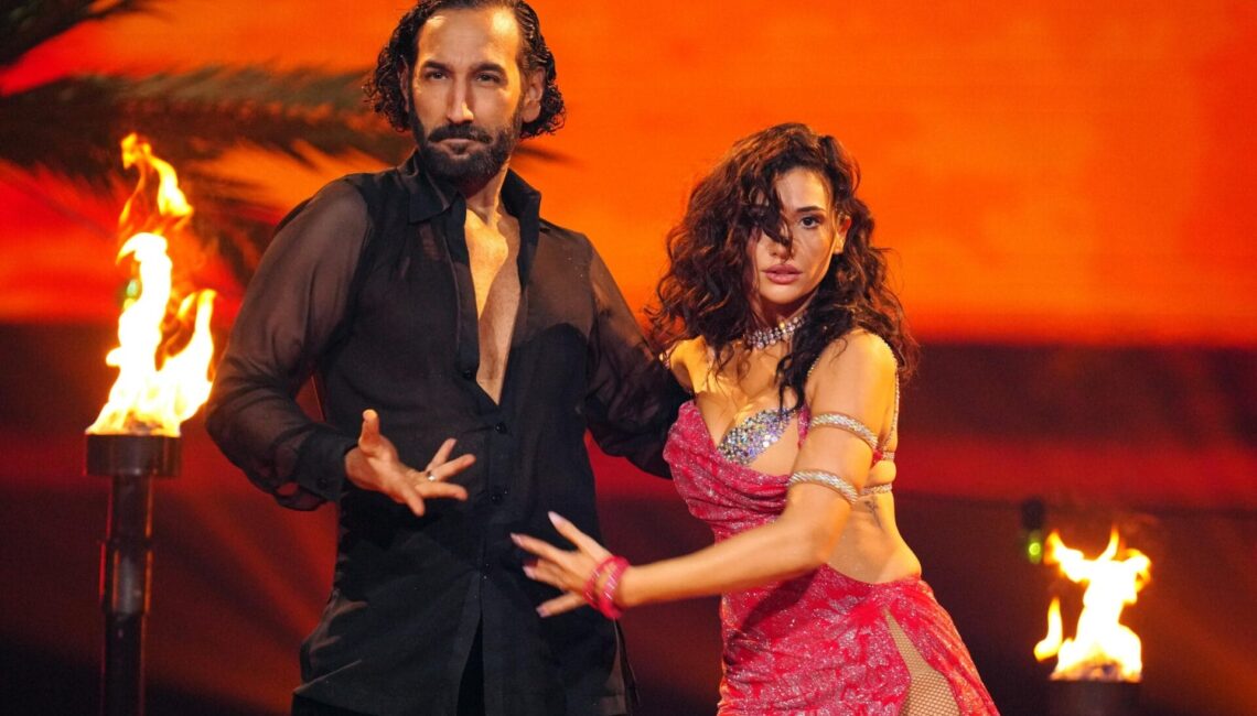Paola Maria und Massimo Sinató tanzen Rumba.

+++ Die Verwendung des sendungsbezogenen Materials ist nur mit dem Hinweis und Verlinkung auf RTL+ gestattet. +++