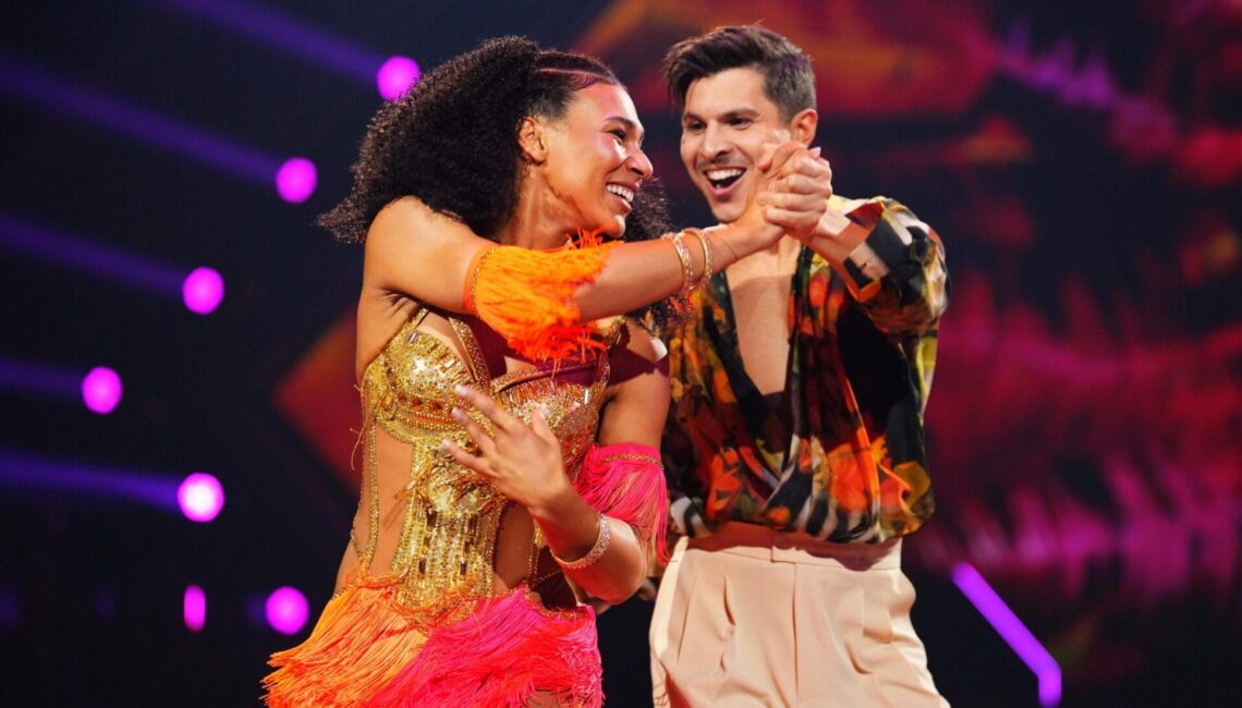 Marie Mouroum und Alexandru Ionel tanzen Samba.

+++ Die Verwendung des sendungsbezogenen Materials ist nur mit dem Hinweis und Verlinkung auf RTL+ gestattet. +++