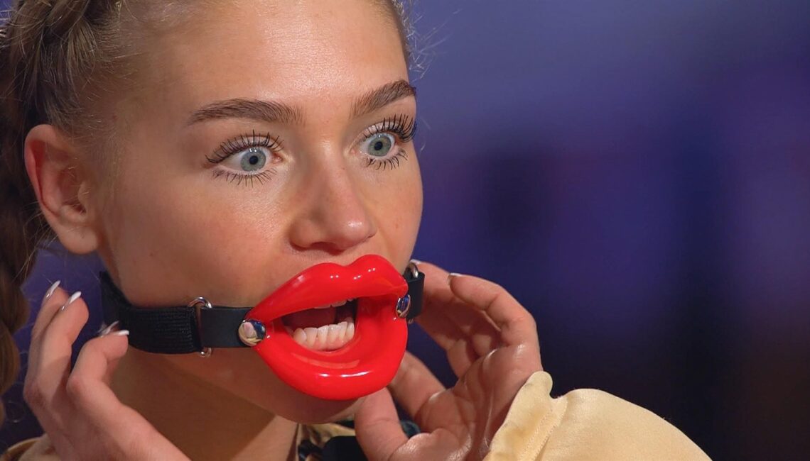 Michelle beim Spiel Lippenbekenntnis

+++ Die Verwendung des sendungsbezogenen Materials ist nur mit dem Hinweis und Verlinkung auf RTL+ gestattet. +++