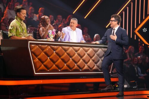 Die Jury mit Jorge González (l.), Motsi Mabuse und Joachim Llambi und Moderator Daniel Hartwich (r.).

+++ Die Verwendung des sendungsbezogenen Materials ist nur mit dem Hinweis und Verlinkung auf RTL+ gestattet. +++
