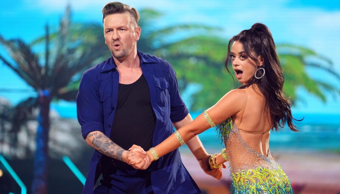 Ben Zucker und Malika Dzumaev tanzen Cha Cha Cha.

+++ Die Verwendung des sendungsbezogenen Materials ist nur mit dem Hinweis und Verlinkung auf RTL+ gestattet. +++