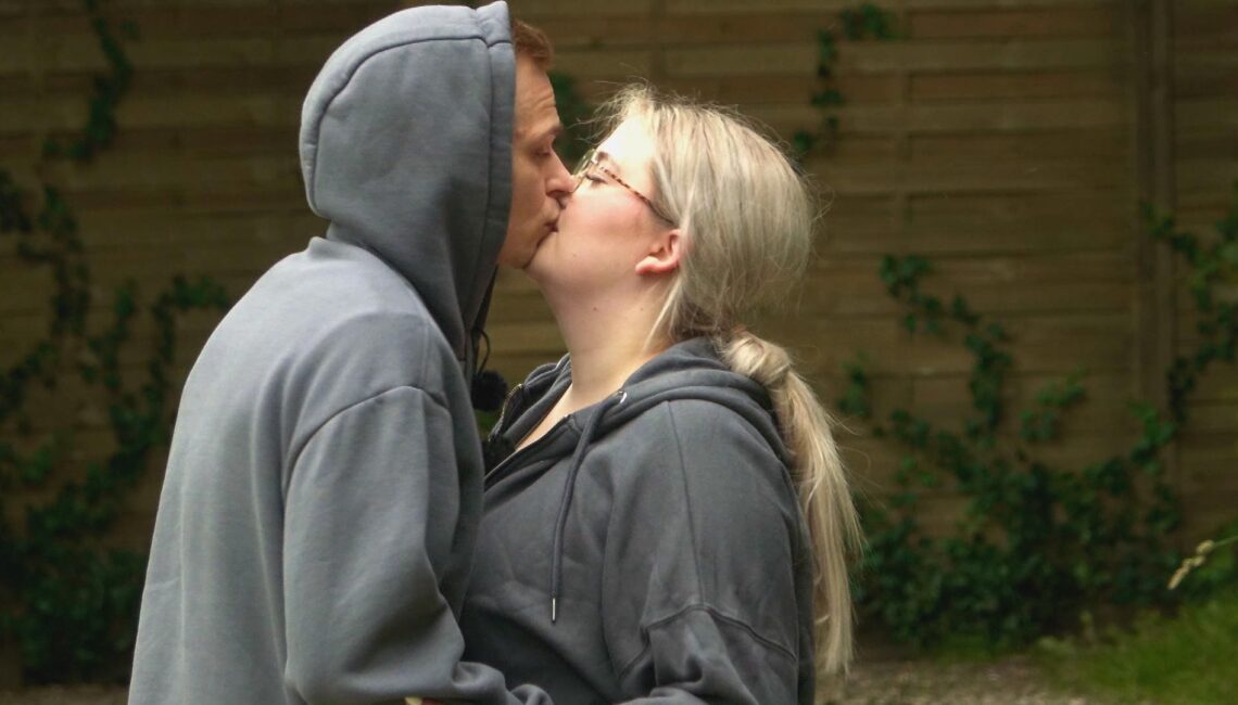 Hendrik und Sophie küssen sich nach dem Spiel

+++ Die Verwendung des sendungsbezogenen Materials ist nur mit dem Hinweis und Verlinkung auf RTL+ gestattet. +++