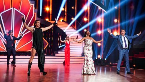 Die Jurymitglieder (v.l.) Jorge González, Motsi Mabuse und Joachim Llambi demonstrieren zusammen mit den Moderatoren Victoria Swarovski und Daniel Hartwich (hinten links) den Happy Zuschauerdance. 



+++ Die Verwendung des sendungsbezogenen Materials ist nur mit dem Hinweis und Verlinkung auf RTL+ gestattet. +++
