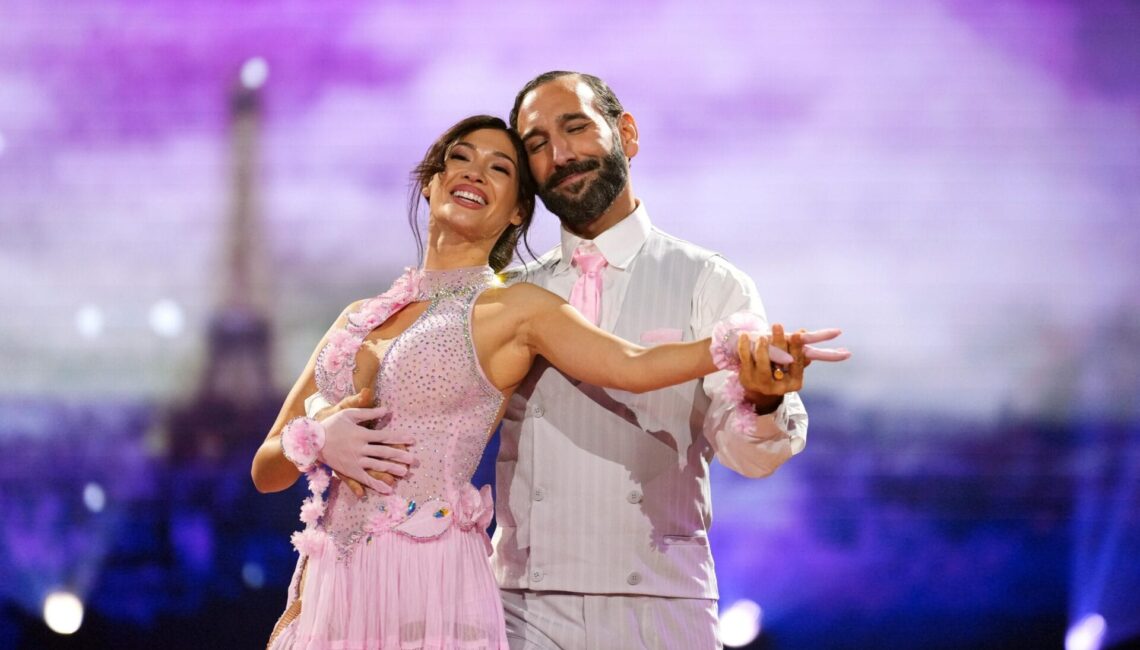 Paola Maria und Massimo Sinató tanzen Langsamer Walzer.

+++ Die Verwendung des sendungsbezogenen Materials ist nur mit dem Hinweis und Verlinkung auf RTL+ gestattet. +++