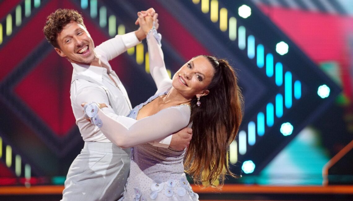 Christine Neubauer und Valentin Lusin tanzen Quickstep.

+++ Die Verwendung des sendungsbezogenen Materials ist nur mit dem Hinweis und Verlinkung auf RTL+ gestattet. +++