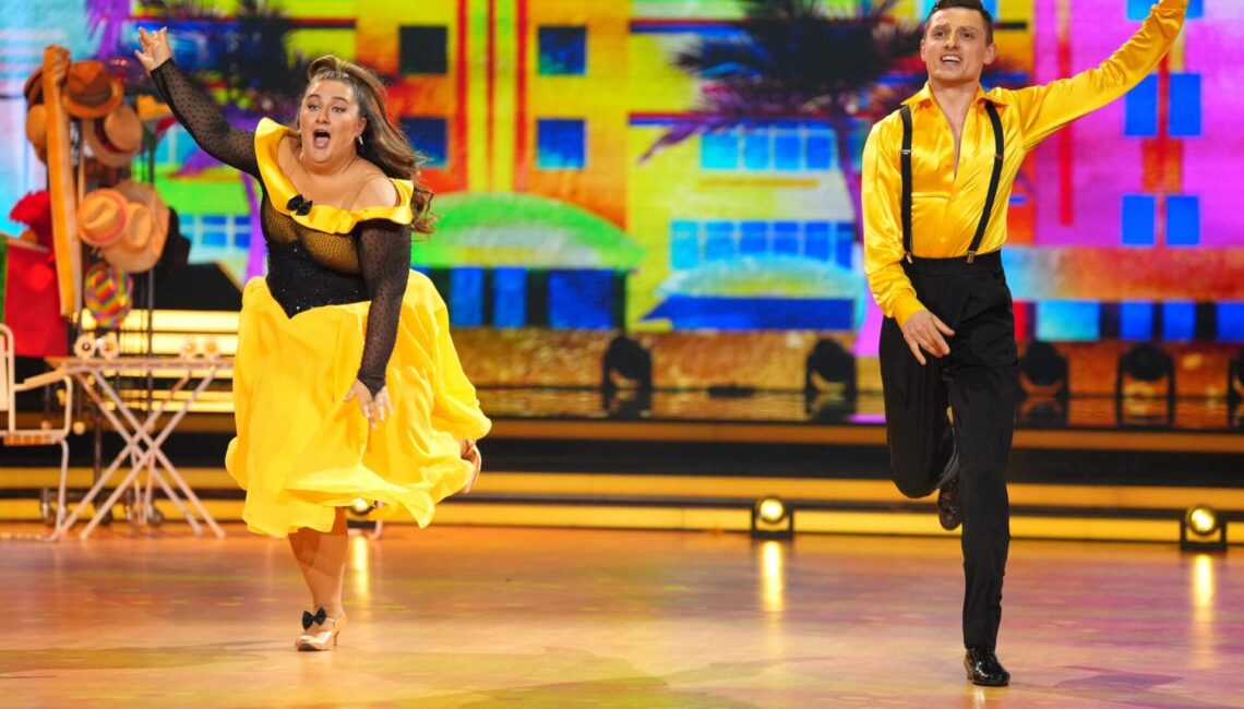 selfiesandra und Zsolt Sándor Cseke tanzen Quickstep.

+++ Die Verwendung des sendungsbezogenen Materials ist nur mit dem Hinweis und Verlinkung auf RTL+ gestattet. +++