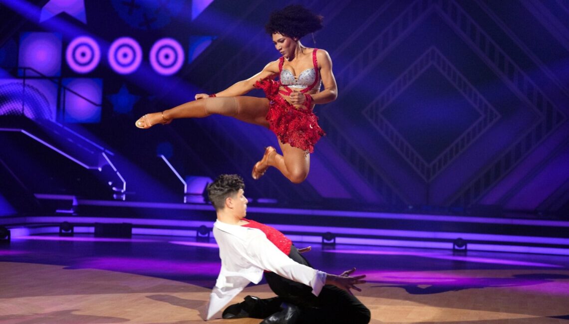 Marie Mouroum und Alexandru Ionel tanzen Jive.

+++ Die Verwendung des sendungsbezogenen Materials ist nur mit dem Hinweis und Verlinkung auf RTL+ gestattet. +++