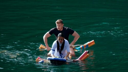 Paulina und Tommy paddeln mit aller Kraft