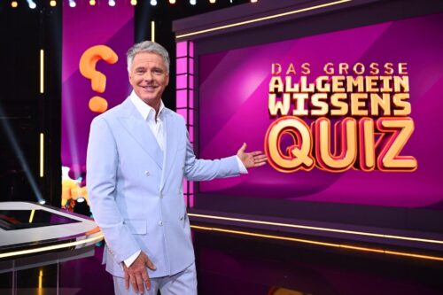 Titel: Das große Allgemeinwissens Quiz;
Staffel: 2;
Folge: 1;
Copyright: Joyn/Willi Weber;
Fotograf: Willi Weber;
Bildredakteur: Nadine Vaders;
Dateiname: 3178735.JPG;
Rechtehinweis: Dieses Bild darf honorarfrei für redaktionelle Zwecke und nur im Rahmen der Programmankündigung verwendet werden. Andere Veröffentlichungen sind nur nach Rücksprache und ausdrücklicher Genehmigung der Seven.One Entertainment Group GmbH möglich. Nicht für EPG! Verwendung nur mit vollständigem Copyrightvermerk. Das Foto darf nicht verändert, bearbeitet und nur im Ganzen verwendet werden. Es darf nicht archiviert werden. Es darf nicht an Dritte weitergeleitet werden. Aneinanderreihung/Zusammenlegung/Kopplung von Bildern zum Zweck der Erstellung von Slide-Shows o.ä. nicht gestattet; Verbindung/Einfügen/Anfügen von Werbung nicht gestattet. Das Bild kann KI generierte Elemente enthalten.
Bei Fragen: foto@seven.one
Voraussetzung für die Verwendung dieser Programmdaten ist die Zustimmung zu den Allgemeinen Geschäftsbedingungen der Presselounges der Sender der Seven.One Entertainment Group GmbH.