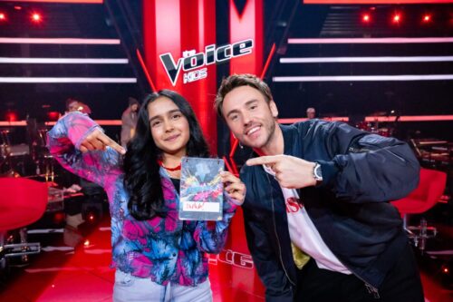 Titel: The Voice Kids;
Staffel: 13;
Folge: 7;
Person: Sohum; Clueso;
Copyright: Joyn/Claudius Pflug;
Fotograf: Claudius Pflug;
Bildredakteur: Elisa Taupert;
Dateiname: 3161967.jpg;
Rechtehinweis: Dieses Bild darf honorarfrei für redaktionelle Zwecke und nur im Rahmen der Programmankündigung verwendet werden. Andere Veröffentlichungen sind nur nach Rücksprache und ausdrücklicher Genehmigung der Seven.One Entertainment Group GmbH möglich. Nicht für EPG! Verwendung nur mit vollständigem Copyrightvermerk. Das Foto darf nicht verändert, bearbeitet und nur im Ganzen verwendet werden. Es darf nicht archiviert werden. Es darf nicht an Dritte weitergeleitet werden. Aneinanderreihung/Zusammenlegung/Kopplung von Bildern zum Zweck der Erstellung von Slide-Shows o.ä. nicht gestattet; Verbindung/Einfügen/Anfügen von Werbung nicht gestattet. Das Bild kann KI generierte Elemente enthalten.
Bei Fragen: foto@seven.one
Voraussetzung für die Verwendung dieser Programmdaten ist die Zustimmung zu den Allgemeinen Geschäftsbedingungen der Presselounges der Sender der Seven.One Entertainment Group GmbH.