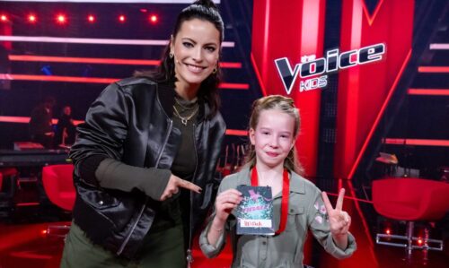 Titel: The Voice Kids;
Staffel: 13;
Folge: 7;
Person: Stefanie Kloß; Helena;
Copyright: Joyn/Claudius Pflug;
Fotograf: Claudius Pflug;
Bildredakteur: Elisa Taupert;
Dateiname: 3161971.jpg;
Rechtehinweis: Dieses Bild darf honorarfrei für redaktionelle Zwecke und nur im Rahmen der Programmankündigung verwendet werden. Andere Veröffentlichungen sind nur nach Rücksprache und ausdrücklicher Genehmigung der Seven.One Entertainment Group GmbH möglich. Nicht für EPG! Verwendung nur mit vollständigem Copyrightvermerk. Das Foto darf nicht verändert, bearbeitet und nur im Ganzen verwendet werden. Es darf nicht archiviert werden. Es darf nicht an Dritte weitergeleitet werden. Aneinanderreihung/Zusammenlegung/Kopplung von Bildern zum Zweck der Erstellung von Slide-Shows o.ä. nicht gestattet; Verbindung/Einfügen/Anfügen von Werbung nicht gestattet. Das Bild kann KI generierte Elemente enthalten.
Bei Fragen: foto@seven.one
Voraussetzung für die Verwendung dieser Programmdaten ist die Zustimmung zu den Allgemeinen Geschäftsbedingungen der Presselounges der Sender der Seven.One Entertainment Group GmbH.