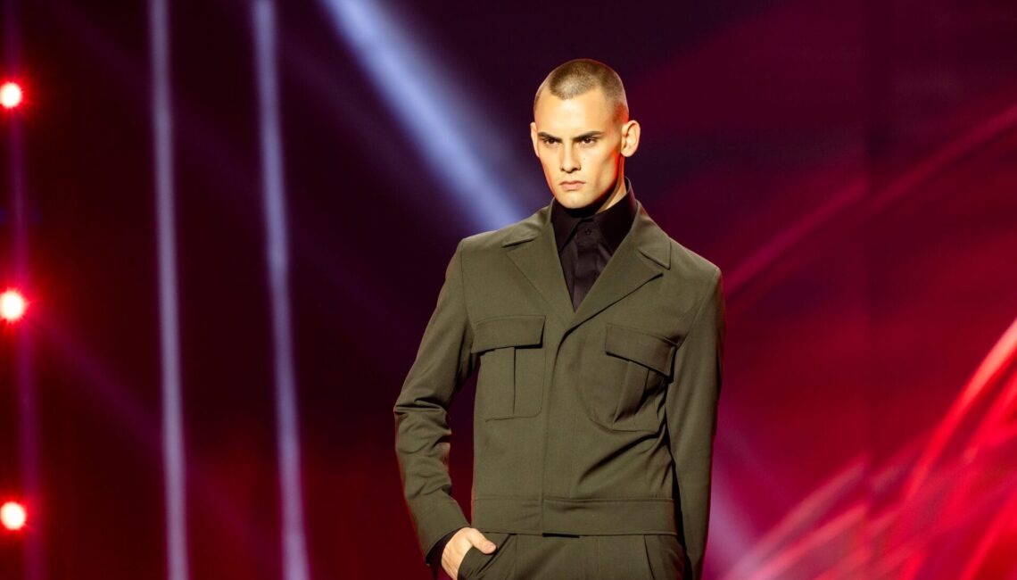 Titel: Germany's Next Topmodel - by Heidi Klum;
Staffel: 20;
Folge: 4;
Person: Enis;
Copyright: ProSieben/Nadine Rupp;
Fotograf: Nadine Rupp;
Dateiname: 3092369.jpg;
Rechtehinweis: Dieses Bild darf honorarfrei für redaktionelle Zwecke und nur im Rahmen der Programmankündigung verwendet werden. Andere Veröffentlichungen sind nur nach Rücksprache und ausdrücklicher Genehmigung der Seven.One Entertainment Group GmbH möglich. Nicht für EPG! Verwendung nur mit vollständigem Copyrightvermerk. Das Foto darf nicht verändert, bearbeitet und nur im Ganzen verwendet werden. Nicht für Cover! Es darf nicht archiviert werden. Es darf nicht an Dritte weitergeleitet werden. Aneinanderreihung/Zusammenlegung/Kopplung von Bildern zum Zweck der Erstellung von Slide-Shows o.ä. nicht gestattet; Verbindung/Einfügen/Anfügen von Werbung nicht gestattet. Das Bild kann KI generierte Elemente enthalten. 

Bei Fragen: foto@seven.one Voraussetzung für die Verwendung dieser Programmdaten ist die Zustimmung zu den Allgemeinen Geschäftsbedingungen der Presselounges der Sender der Seven.One Entertainment Group GmbH.